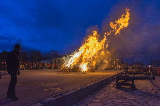 Det flammande Valborgsm&auml;ssob&aring;let p&aring; Skansen i Stockholm