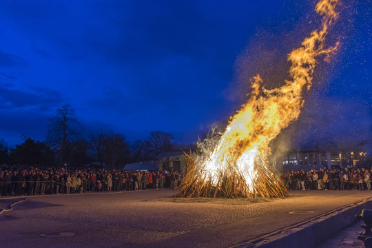 Det flammande Valborgsm&auml;ssob&aring;let p&aring; Skansen i Stockholm