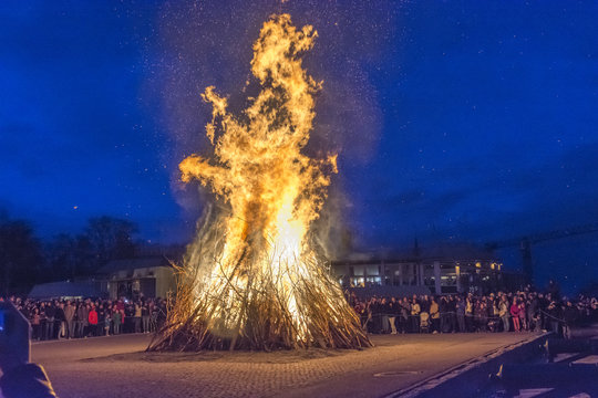 Det flammande Valborgsm&auml;ssob&aring;let p&aring; Skansen i Stockholm