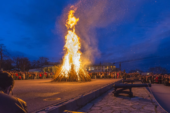 Det flammande Valborgsm&auml;ssob&aring;let p&aring; Skansen i Stockholm