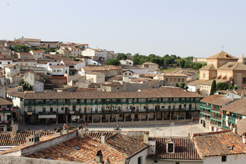 Vistas del pueblo madrileño de Chinchón con la plaza mayor 