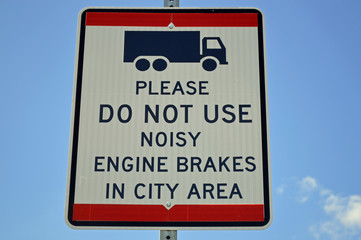 Sign informing truck drivers to not use engine brakes in the city