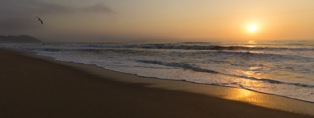 Nascer do sol numa linda praia do Brasil