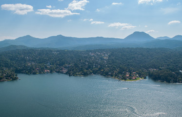 Naklejka premium Panoramic view of Valle dde Bravo's lake at Mexico