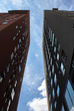 Camino entre edificio