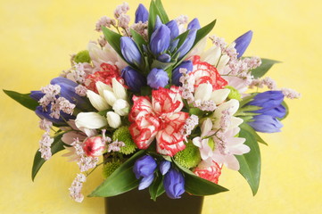 リンドウとカーネーションのアレンジメントフラワー