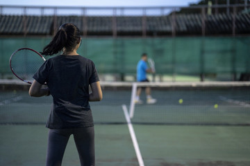 Obraz premium Tennis players playing a match on the court on a sunny day