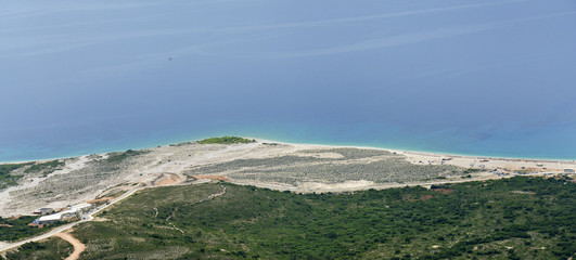 Costa con verde e acqua