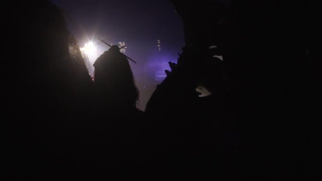 Personas bailan al ritmo de la m&uacute;sica y luces.