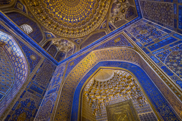 Fototapeta premium Interior of Tilya Kori Mosque and Madrasah located in Registan Square, in Samarkand, Uzbekistan.