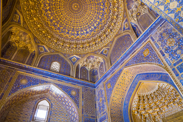 Fototapeta na wymiar Interior of Tilya Kori Mosque and Madrasah located in Registan Square, in Samarkand, Uzbekistan.