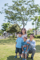 公園で微笑む家族