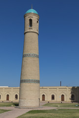 Fototapeta na wymiar The architectural ensemble of the Jami (Friday) Mosque includes the minaret in the middle of the garden in Kokand.
