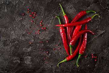 Red hot chili peppers op grijze tafel. Bovenaanzicht