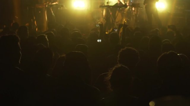 P&uacute;blico aplaude a su banda en concierto.