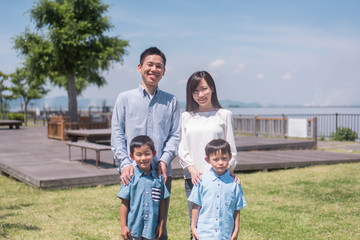 公園で微笑む家族