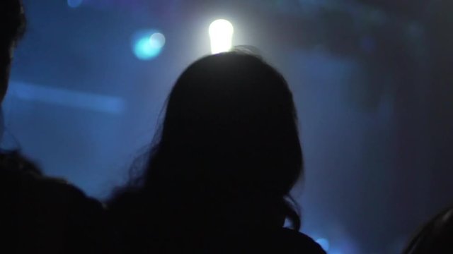 Mujer bailando al ritmo de la m&uacute;sica en discoteca.