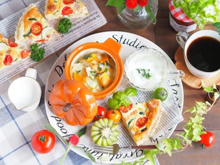 Zelfklevend Fotobehang Pompoengratin en quiche een bord lunch © hiro cafe