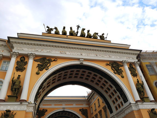 Obraz premium Saint Petersburg, Russia - August 4, 2018: Triumphal arch of the General Staff Building situated on Palace Square