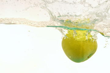 Fototapeta na wymiar 水中のリンゴ