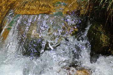 Agua y piedra en cascada