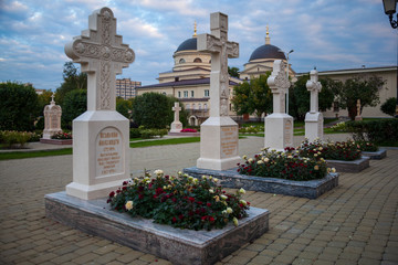 Fototapeta na wymiar The grave next to the Cathedral of Alexander Nevsky in Yekaterinburg