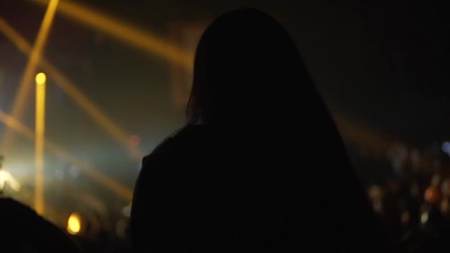 Silueta de mujer danza al ritmo de la m&uacute;sica feliz.