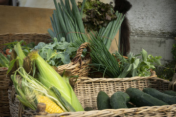Korb mit Gemüse vor dem Laden