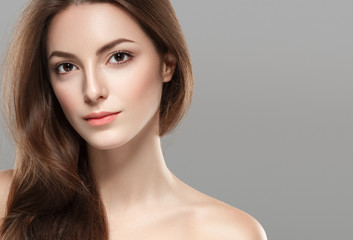 Naklejka premium Beautiful brunette woman with healthy skin and hair pure skin model face