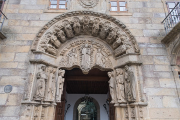 Obraz premium Portada románica del Colegio de San Jerónimo, sede del rectorado de la Universidad de Santiago de Compostela.