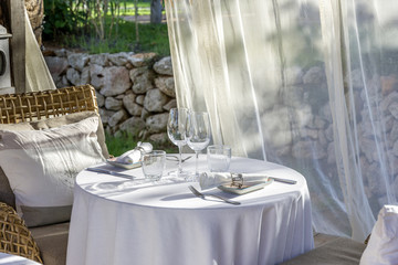 Tisch im Garten einer Finca auf Ibiza