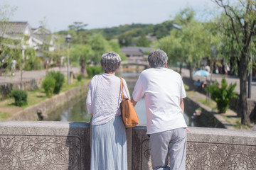 旅行を楽しむシニア夫婦の後ろ姿 © tomoco_sozai