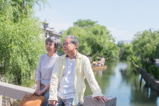 旅行を楽しむシニア夫婦
