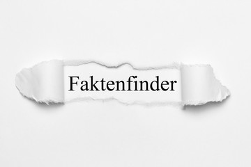 Faktenfinder auf weißen gerissenen Papier