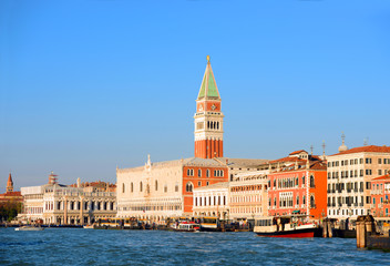 Fototapeta na wymiar Venedig Campanile Dogenpalast Canale Grande Touristen Stadt Fassade Himmel