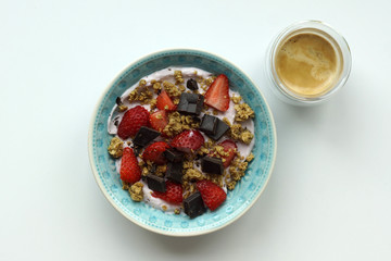 Yogurt musli fragole e cioccolato