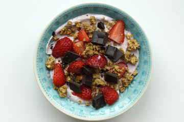 Yogurt musli fragole e cioccolato