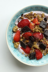 Yogurt musli fragole e cioccolato