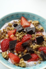 Yogurt musli fragole e cioccolato