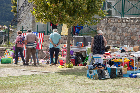 Badauds dans un vide-grenier de campagne