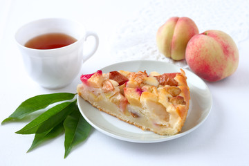 Kuchenstück mit Pfirsich und Tee