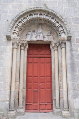 Fototapeta na wymiar Puerta principal de la iglesia románica de San Fiz de Solovio, Santiago de Compostela. Galicia, España.