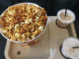 映画館で食べるキャラメルポップコーンとカフェラテ