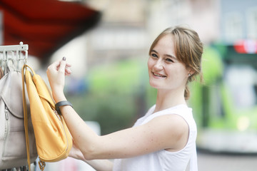 Junge Frau kauft mit Armband bargeldlos