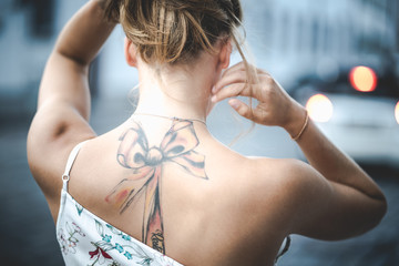 schöne junge Frau mit Tattoo Tätowierung tätowiert