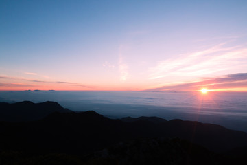 山の上からの朝日　