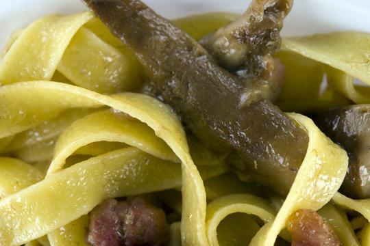 Tagliatelle porcini e pancetta