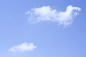Fototapeta na wymiar Nubes en un cielo azul