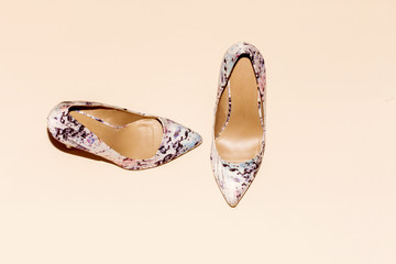 Fototapeta premium floral pump hight heeled on pink background