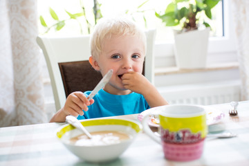 Kind lässt es sich schmecken